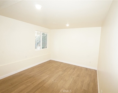 448 W 41st Place - Photo Thumbnail 7