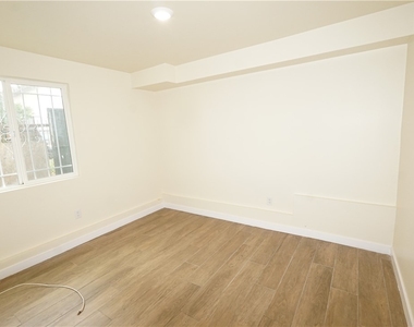 448 W 41st Place - Photo Thumbnail 4