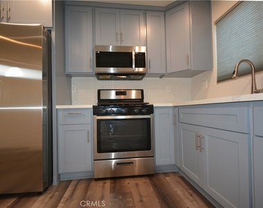 18328 Devlin Avenue - Photo Thumbnail 12