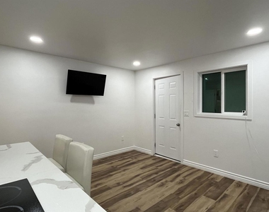 137 Carnation Ave. - Photo Thumbnail 7