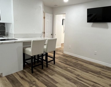 137 Carnation Ave. - Photo Thumbnail 5