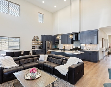 1215 Valley View Drive - Photo Thumbnail 4