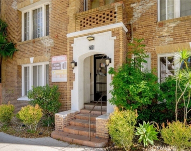 228 S Kenwood Street - Photo Thumbnail 1