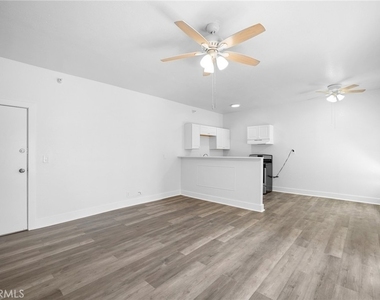 228 S Kenwood Street - Photo Thumbnail 5