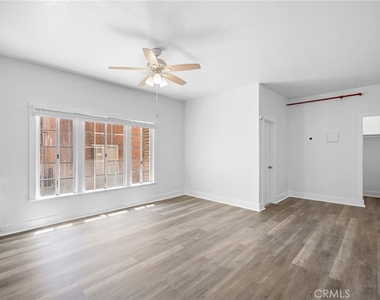 228 S Kenwood Street - Photo Thumbnail 7