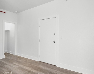 228 S Kenwood Street - Photo Thumbnail 3
