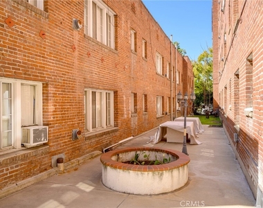 228 S Kenwood Street - Photo Thumbnail 13