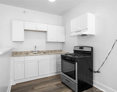 228 S Kenwood Street - Photo Thumbnail 9