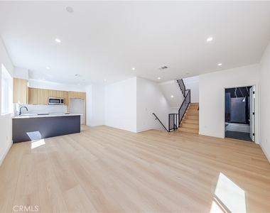 2847 S Victoria Avenue - Photo Thumbnail 7
