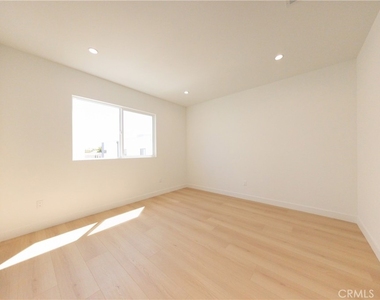 2847 S Victoria Avenue - Photo Thumbnail 15