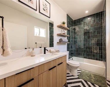 2847 S Victoria Avenue - Photo Thumbnail 5