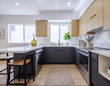 2847 S Victoria Avenue - Photo Thumbnail 3