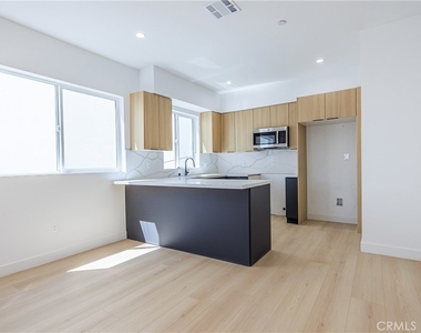2847 S Victoria Avenue - Photo Thumbnail 9