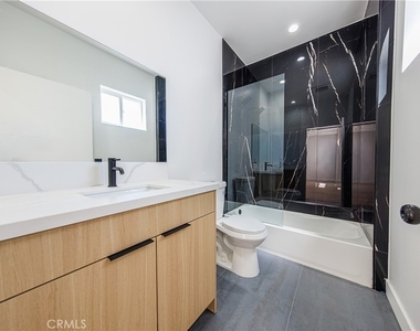 2847 S Victoria Avenue - Photo Thumbnail 13