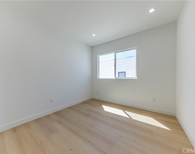 2847 S Victoria Avenue - Photo Thumbnail 21