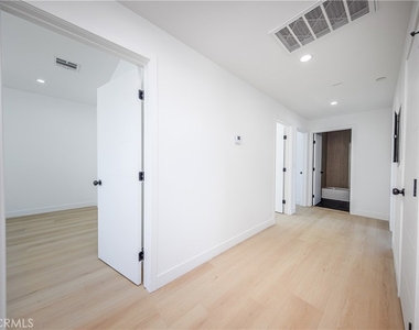 2847 S Victoria Avenue - Photo Thumbnail 14