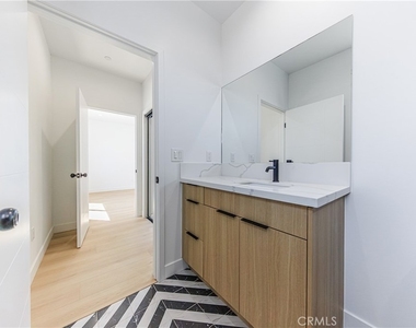2847 S Victoria Avenue - Photo Thumbnail 20