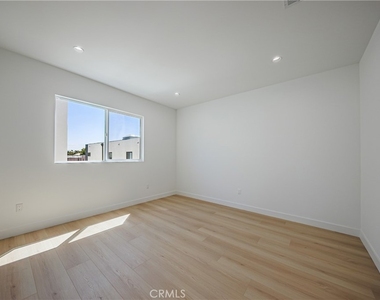 2847 S Victoria Avenue - Photo Thumbnail 16