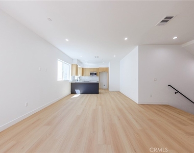 2847 S Victoria Avenue - Photo Thumbnail 8