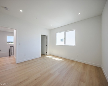 2847 S Victoria Avenue - Photo Thumbnail 17