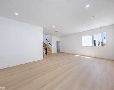 2847 S Victoria Avenue - Photo Thumbnail 12