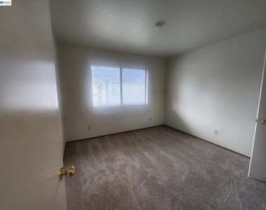 198 Peters Ave - Photo Thumbnail 7
