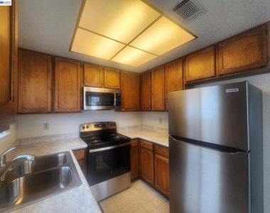 198 Peters Ave - Photo Thumbnail 4