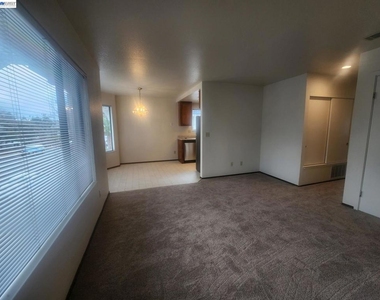 198 Peters Ave - Photo Thumbnail 2