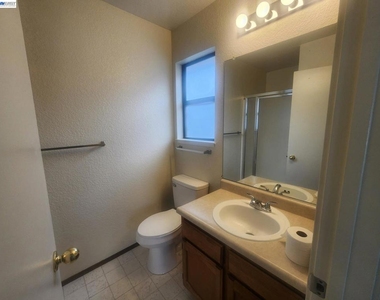 198 Peters Ave - Photo Thumbnail 11