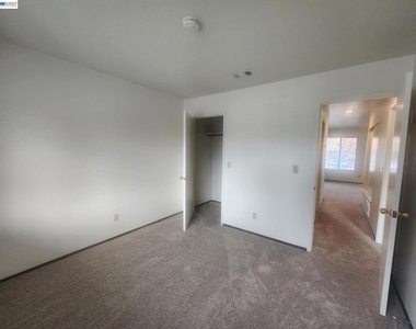 198 Peters Ave - Photo Thumbnail 8