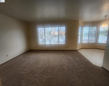 198 Peters Ave - Photo Thumbnail 1