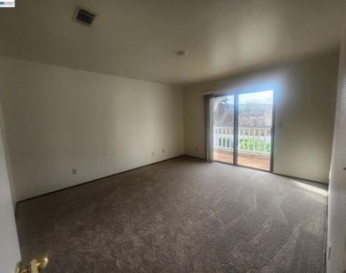 198 Peters Ave - Photo Thumbnail 9