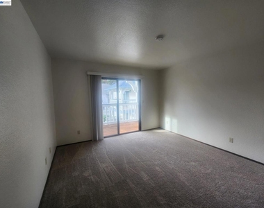 198 Peters Ave - Photo Thumbnail 10