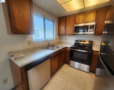 198 Peters Ave - Photo Thumbnail 3