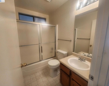 198 Peters Ave - Photo Thumbnail 6