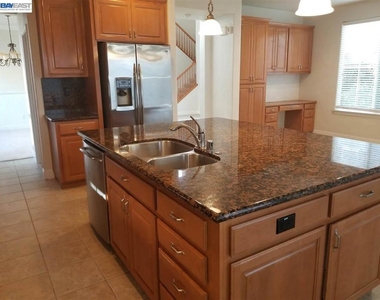 199 N Alta Dena St - Photo Thumbnail 10