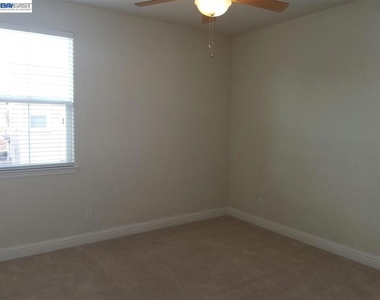 199 N Alta Dena St - Photo Thumbnail 16