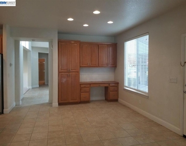 199 N Alta Dena St - Photo Thumbnail 7