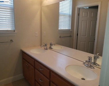 199 N Alta Dena St - Photo Thumbnail 13