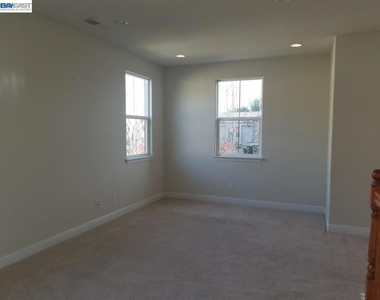 199 N Alta Dena St - Photo Thumbnail 11
