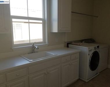 199 N Alta Dena St - Photo Thumbnail 12