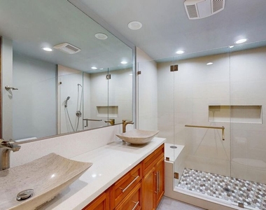 7814 Woodhall Avenue - Photo Thumbnail 32