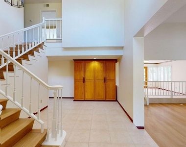 7814 Woodhall Avenue - Photo Thumbnail 5