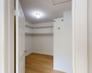 7814 Woodhall Avenue - Photo Thumbnail 25