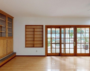 7814 Woodhall Avenue - Photo Thumbnail 9