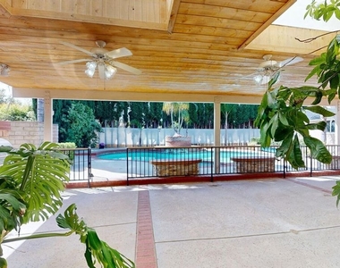 7814 Woodhall Avenue - Photo Thumbnail 12