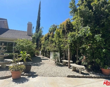 7814 Woodhall Avenue - Photo Thumbnail 34