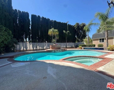 7814 Woodhall Avenue - Photo Thumbnail 39