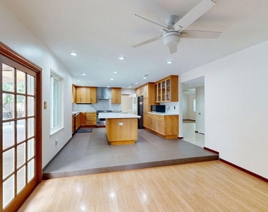 7814 Woodhall Avenue - Photo Thumbnail 10