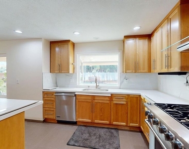 7814 Woodhall Avenue - Photo Thumbnail 8